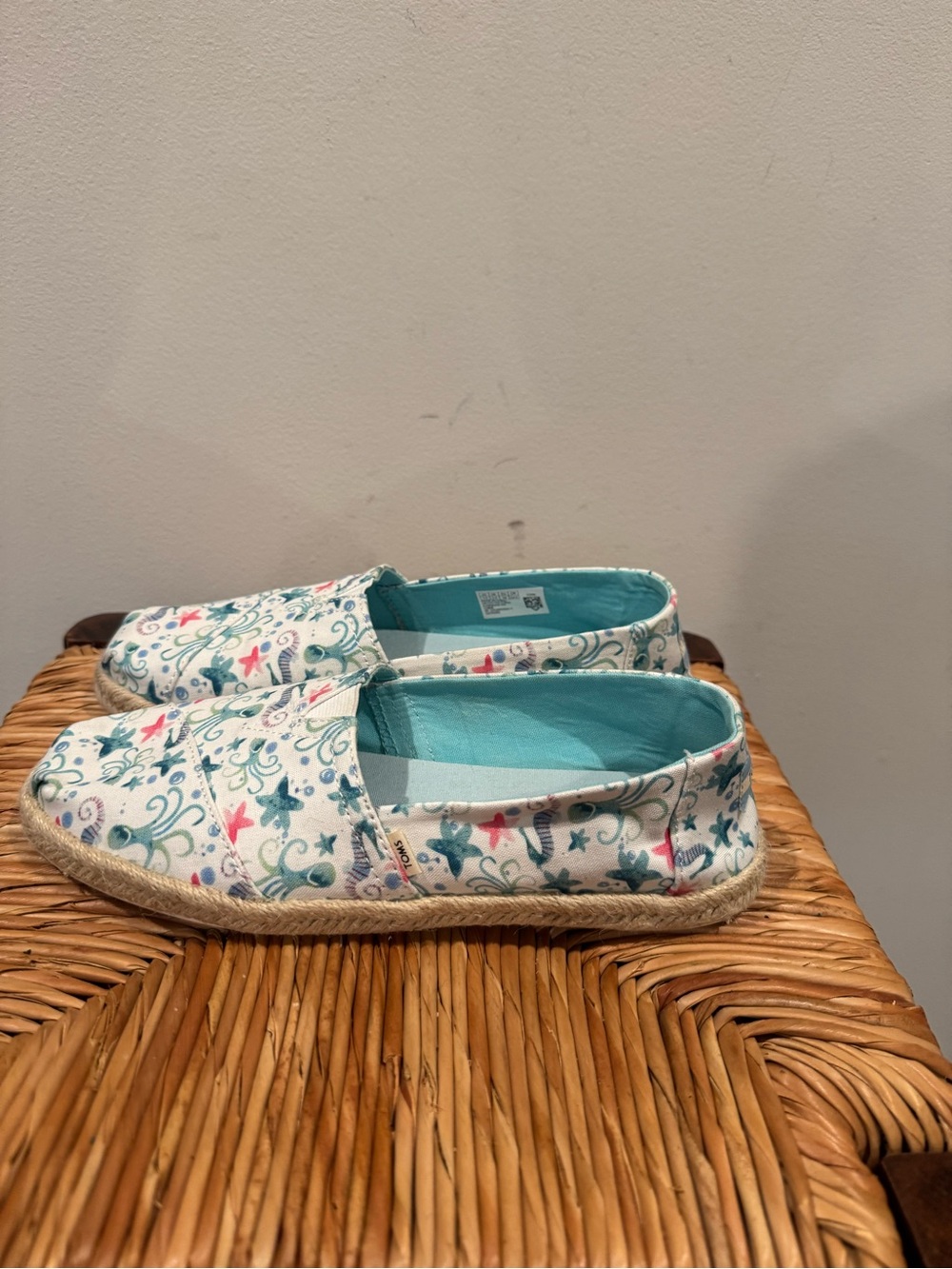 Toms White Canvas Slip-On Flats with Teal and Pink Starfish Print size 7.5